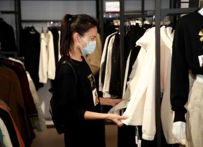 女性消費(fèi)洞察：“她”經(jīng)濟(jì)激活折扣零售，奧特萊斯、唯品會(huì)迎來黃金期