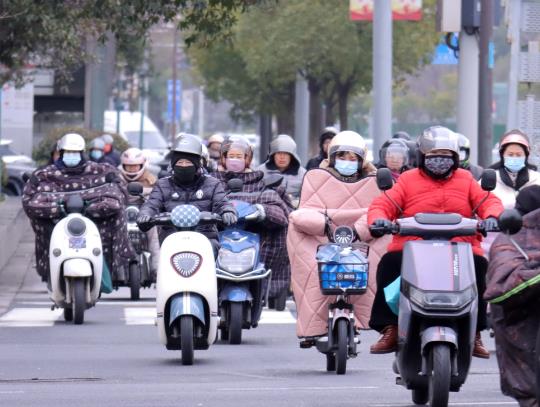 追問“電驢”之患：新國標(biāo)難執(zhí)行 改裝、停放混亂難禁