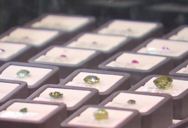 彩色寶石設(shè)計(jì)勁吹“中國(guó)風(fēng)” 消費(fèi)市場(chǎng)多元業(yè)態(tài)釋放巨大潛力