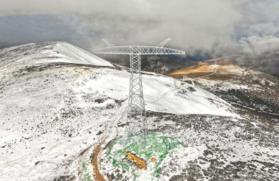 4797.9米！世界海拔最高特高壓輸電鐵塔組立完成