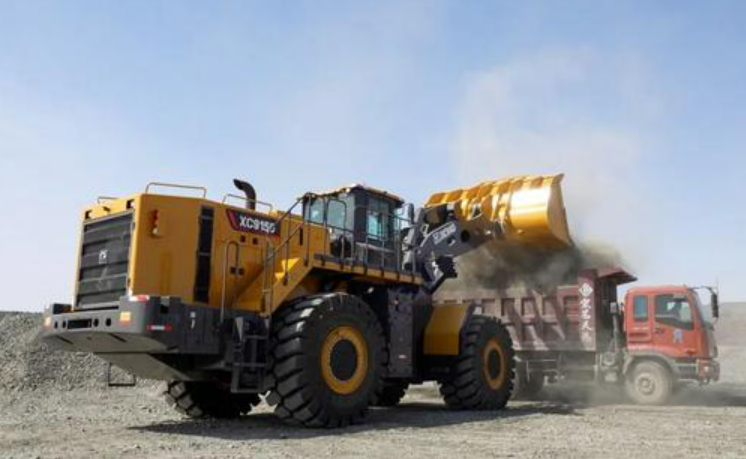 徐工機械自主研發(fā)的超大噸位混動裝載機交付使用