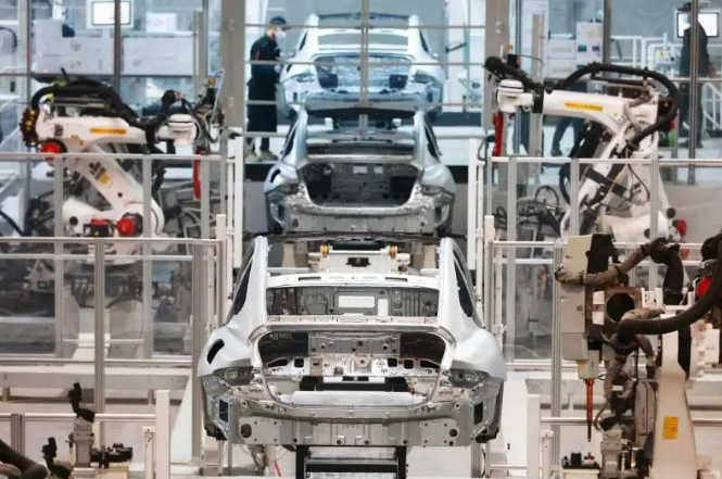 走進(jìn)小米汽車工廠，看中國(guó)“智”造力量