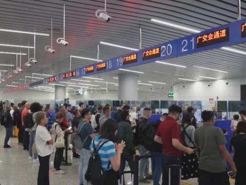 出入境“雙向”熱度攀升 免簽政策為國(guó)內(nèi)消費(fèi)市場(chǎng)增添強(qiáng)勁活力