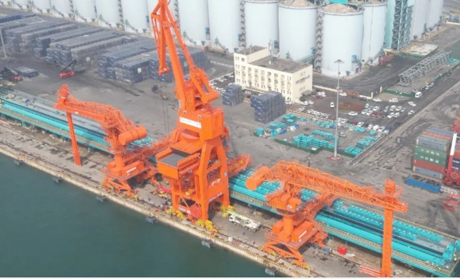 全國卸載量最大！山東港口青島港首臺糧食卸船機實現(xiàn)首次重載試車