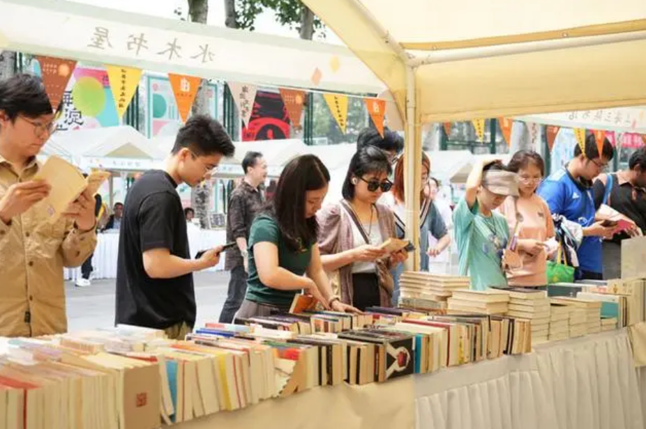 “舊書新知 讀書育人”舊書市集在北京外國語大學(xué)舉辦