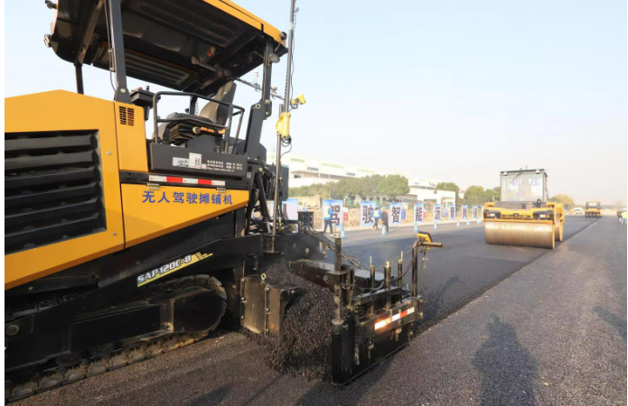 隧道股份完成國(guó)內(nèi)隧道領(lǐng)域無(wú)人攤鋪“首秀”