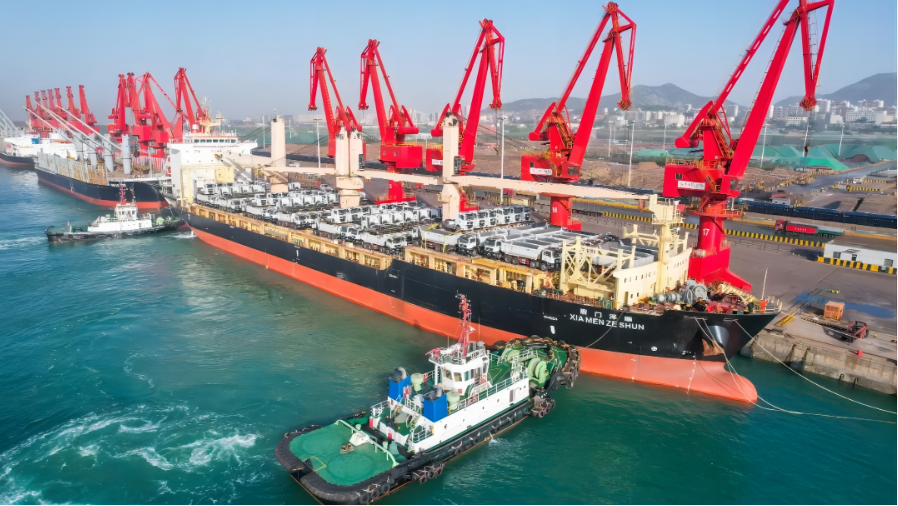 助力中國(guó)制造“鏈”達(dá)全球！450輛高端重卡從日照港揚(yáng)帆出海