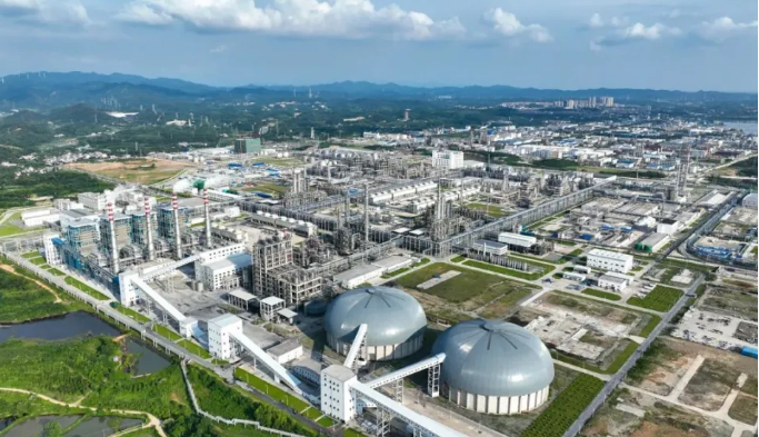 中國(guó)石化全球單套產(chǎn)能最大己內(nèi)酰胺生產(chǎn)研發(fā)基地全線開(kāi)車