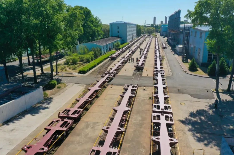 集中交付500輛！新一代集裝箱專用平車批量下線