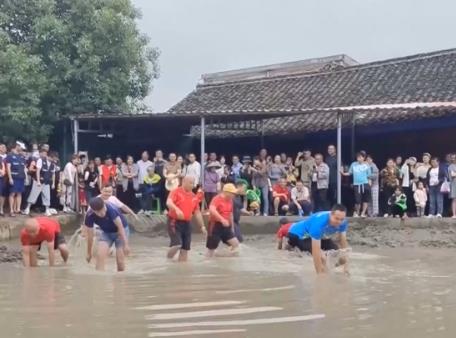 繽紛活動(dòng)“點(diǎn)亮”消費(fèi)熱情 端午將至 多地假日氛圍漸濃