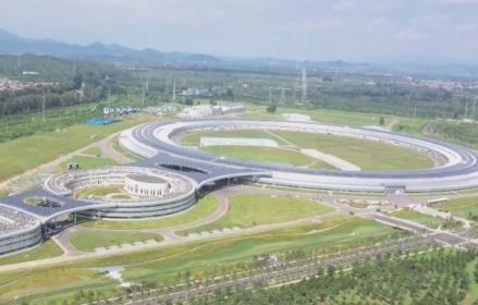 我國及亞洲首臺，可發(fā)射比太陽亮度高1萬億倍的光