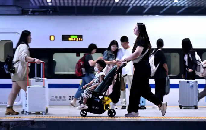 鐵路暑運發(fā)送旅客創(chuàng)歷史同期新高 累計8.87億人次，同比增長6.7%