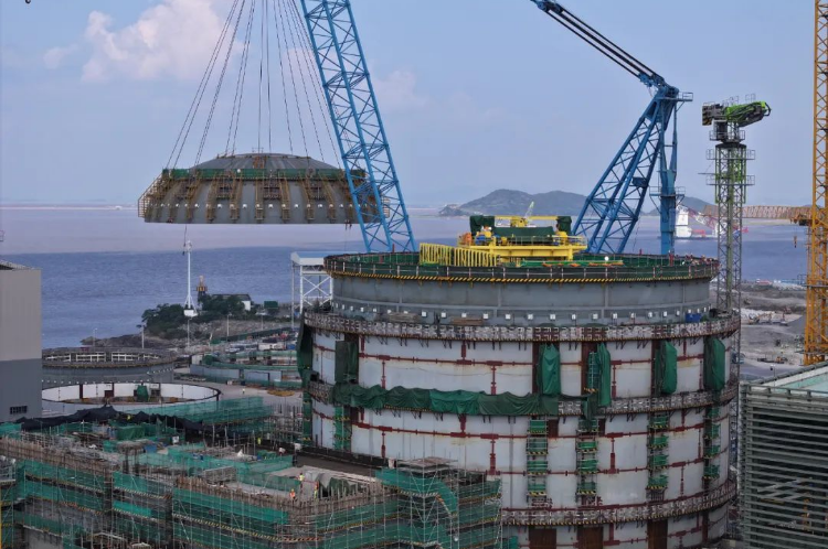 三門核電3號(hào)機(jī)組核島鋼制安全殼頂封頭順利吊裝就位