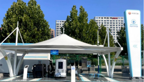 摯達(dá)科技自動(dòng)充電機(jī)器人，為中國石油北投冬奧村超級(jí)充電港提供智能自動(dòng)充電服務(wù)