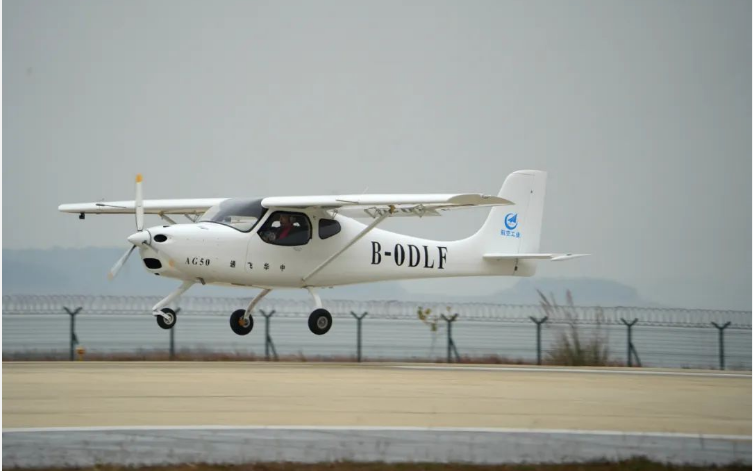 “領(lǐng)雁”AG50輕型運動飛機改進型成功首飛