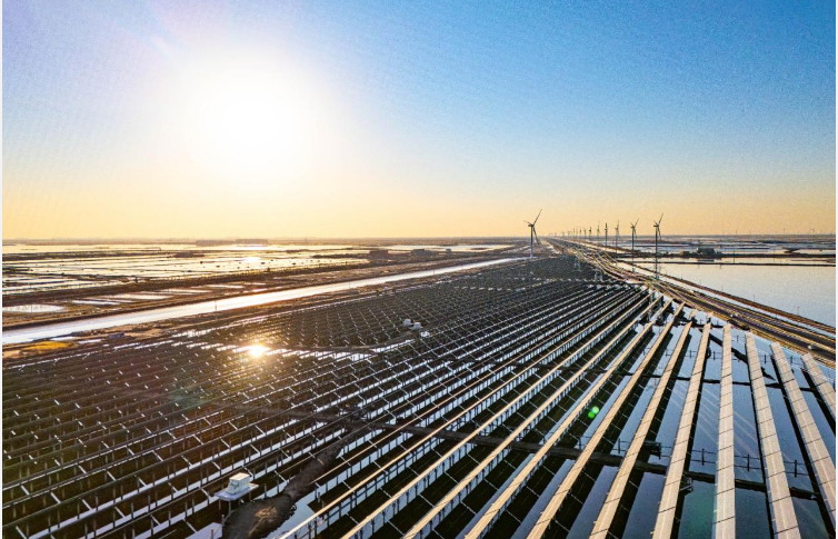 全國(guó)裝機(jī)規(guī)模最大“漁光互補(bǔ)”項(xiàng)目并網(wǎng)發(fā)電