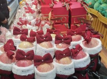 蘋果穿衣帶帽奪人眼球 外賣送禮即買即達(dá)　節(jié)日經(jīng)濟(jì)下消費(fèi)兼具理性與個(gè)性