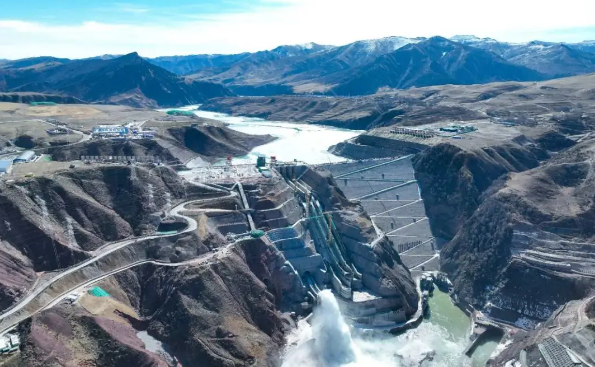 黃河流域海拔最高水電站建成 青海瑪爾擋水電站全部機組并網(wǎng)發(fā)電