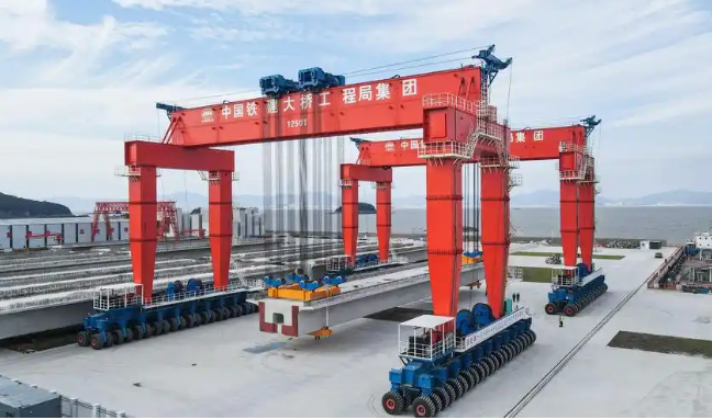 我國成功研發(fā)制造1250噸輪胎式搬梁機(jī)