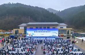 四川冰雪和溫泉節(jié)開幕：邀八方游客戲雪泡溫泉過大年