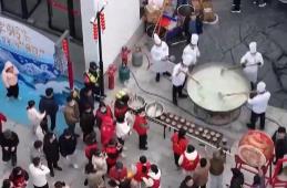 “特色美食+民俗非遺”點(diǎn)燃年前消費(fèi)市場 紅紅火火迎新春