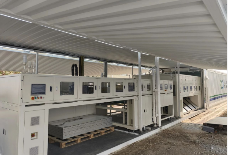 萬(wàn)噸級(jí)集裝箱式廢舊光伏組件智能回收示范線(xiàn)建成運(yùn)行