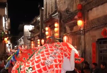 傳承與創(chuàng)新 魚燈“游”在故鄉(xiāng)的路上