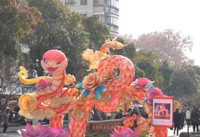 冰燈、花燈扮靚城市年味漸濃 年貨市集購(gòu)銷兩旺“國(guó)潮”引領(lǐng)新風(fēng)尚