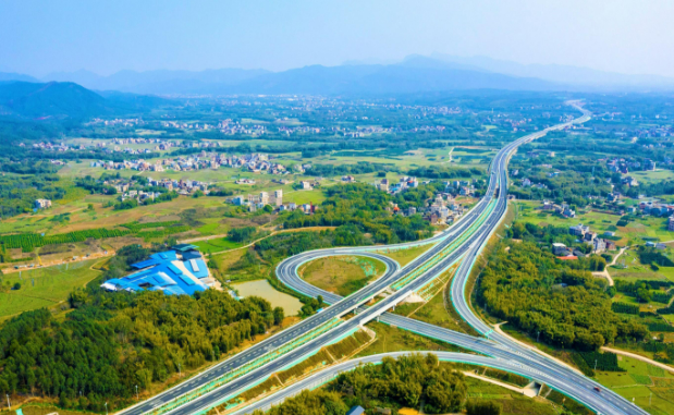 廣西綜合交通網(wǎng)總里程超19萬公里 加快構(gòu)建面向東盟國際大通道