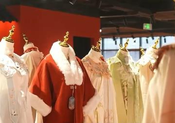 文化自信是底氣，歷史“穿”身上！“拜年服”訂單爆滿 “國潮”產(chǎn)品受熱捧