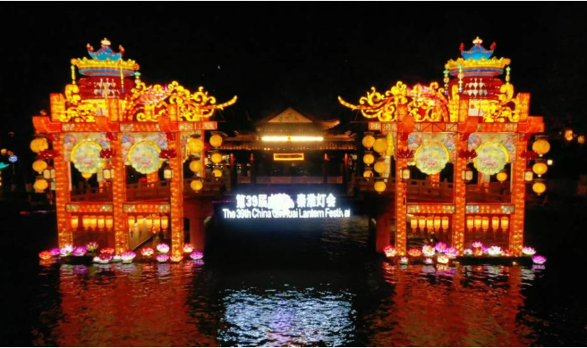 當(dāng)無(wú)人機(jī)、全息影像“擁抱”非遺燈會(huì)