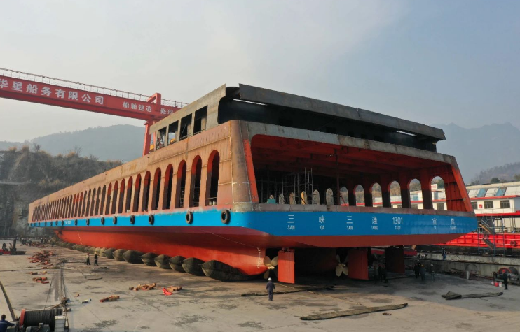 我國(guó)首艘內(nèi)河大型清潔能源滾裝船正式下水