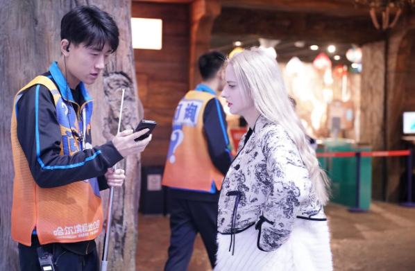 訊飛翻譯機(jī)助力接待外國游客，“爾濱”玩出國際范！