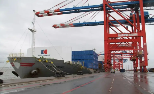 “中歐快航”直達航線首航貨輪抵達德國威廉港