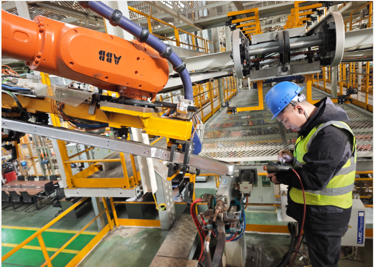 搶工期抓進(jìn)度 中國(guó)一汽爭(zhēng)分奪秒保障生產(chǎn)