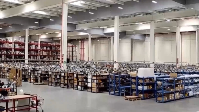 水果、高端裝備、文創(chuàng)“好貨”發(fā)全球 跨境運(yùn)輸持續(xù)繁忙