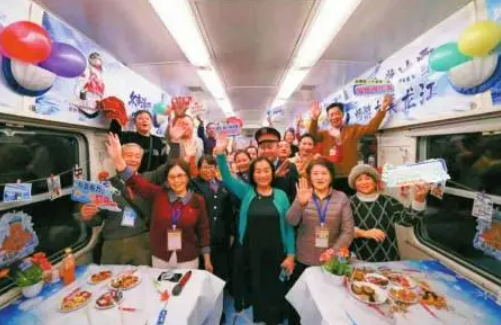 銀發(fā)旅游列車駛來 政策“鋪軌”助推銀發(fā)經(jīng)濟(jì)發(fā)展