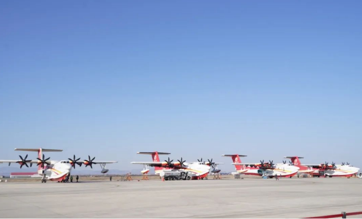 “鯤龍”AG600M三架齊飛 圓滿完成蛇年第一飛任務(wù)