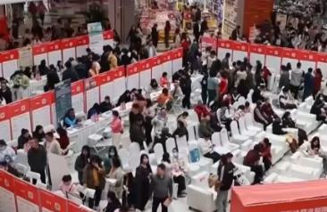 招聘會(huì)供需兩旺 “深度提問+智能分析”AI助力企業(yè)與求職者高效對(duì)接