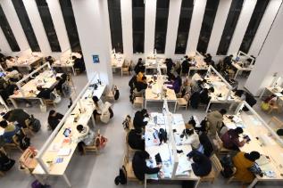 大學(xué)生論文“AI味兒”漸濃？使用AI工具 各高?！傲⒁?guī)矩”了