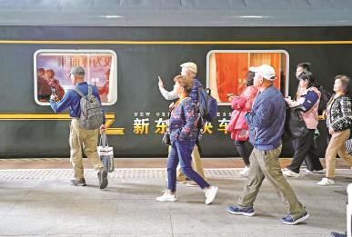 乘著銀發(fā)列車去旅游 列車像移動(dòng)的家 旅游是行走的詩(shī)