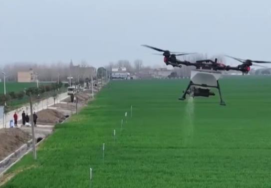 無人機(jī)助力高效田管 希望的田野由“汗水農(nóng)業(yè)”向“智慧農(nóng)業(yè)”加速邁進(jìn)