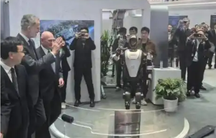 中國移動、華為、樂聚聯(lián)合發(fā)布全球首款 5G-A 人形機器人