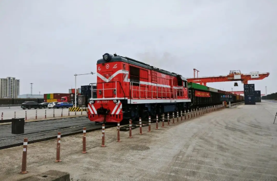 國(guó)內(nèi)首條業(yè)務(wù)量突破“100萬箱”海鐵聯(lián)運(yùn)線路在舟山港誕生