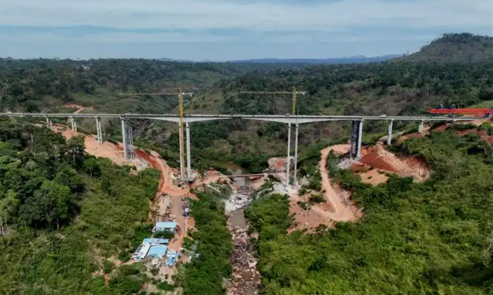 中國(guó)路橋承建的柬埔寨“第一高橋”成功合龍