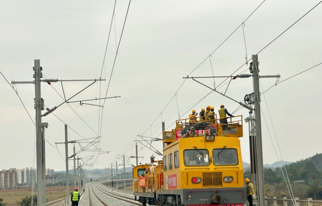 南憑高鐵崇憑段開(kāi)始架設(shè)接觸網(wǎng)導(dǎo)線 全線今年內(nèi)開(kāi)通運(yùn)營(yíng)