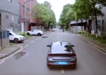 “智駕”加速跑 新能源汽車疊加智能化、網(wǎng)聯(lián)化會(huì)給汽車產(chǎn)業(yè)帶來怎樣的變化？