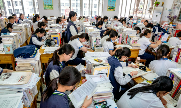 多地逐步推進(jìn)高中雙休制度 “把周末雙休還給學(xué)生”為何引爭議？