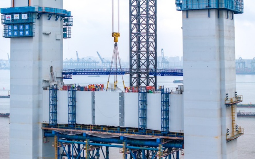 空中“穿針”！世界最高雙層懸索橋完成首道鋼橫梁架設(shè)