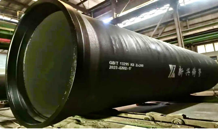 新興際華集團(tuán)首支DN2600超大口徑水性環(huán)氧密封層球墨鑄鐵管下線(xiàn)